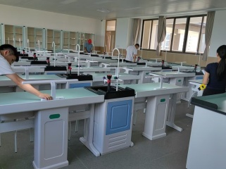 新科教學(xué)設(shè)備再譜校企合作新篇 ——北流市新華高級中學(xué)現(xiàn)代化實驗室項目圓滿通過驗收