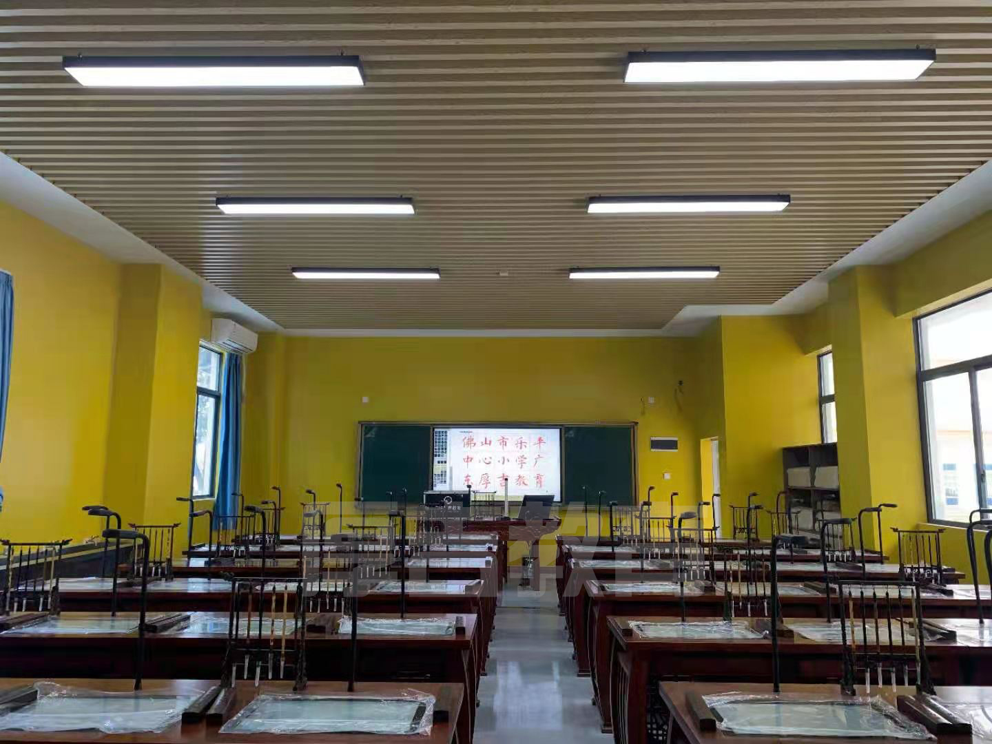 學校<a href='http://m.kbexpo.cn/chanpin/57-1.html' target='1' style='font-size:18px; font-weight:bold; color:#000000;'>書法室</a>