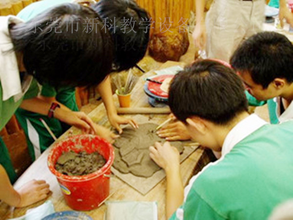 <a href='http://m.kbexpo.cn/chanpin/55-1.html' target='1' style='font-size:18px; font-weight:bold; color:#000000;'>陶藝功能室</a>2