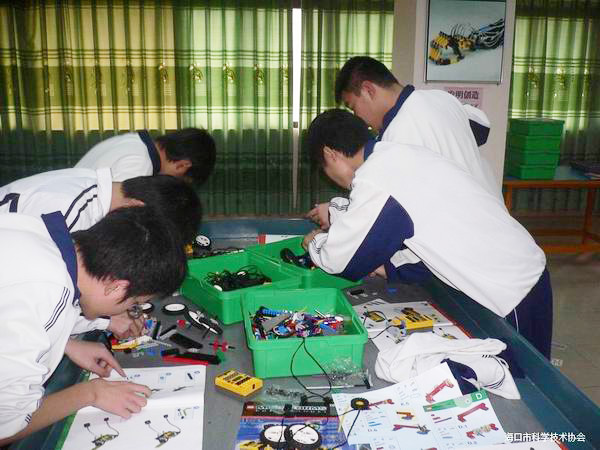 <a href='http://m.kbexpo.cn/chanpin/60-1.html' target='1' style='font-size:18px; font-weight:bold; color:#000000;'>機器人功能室</a>